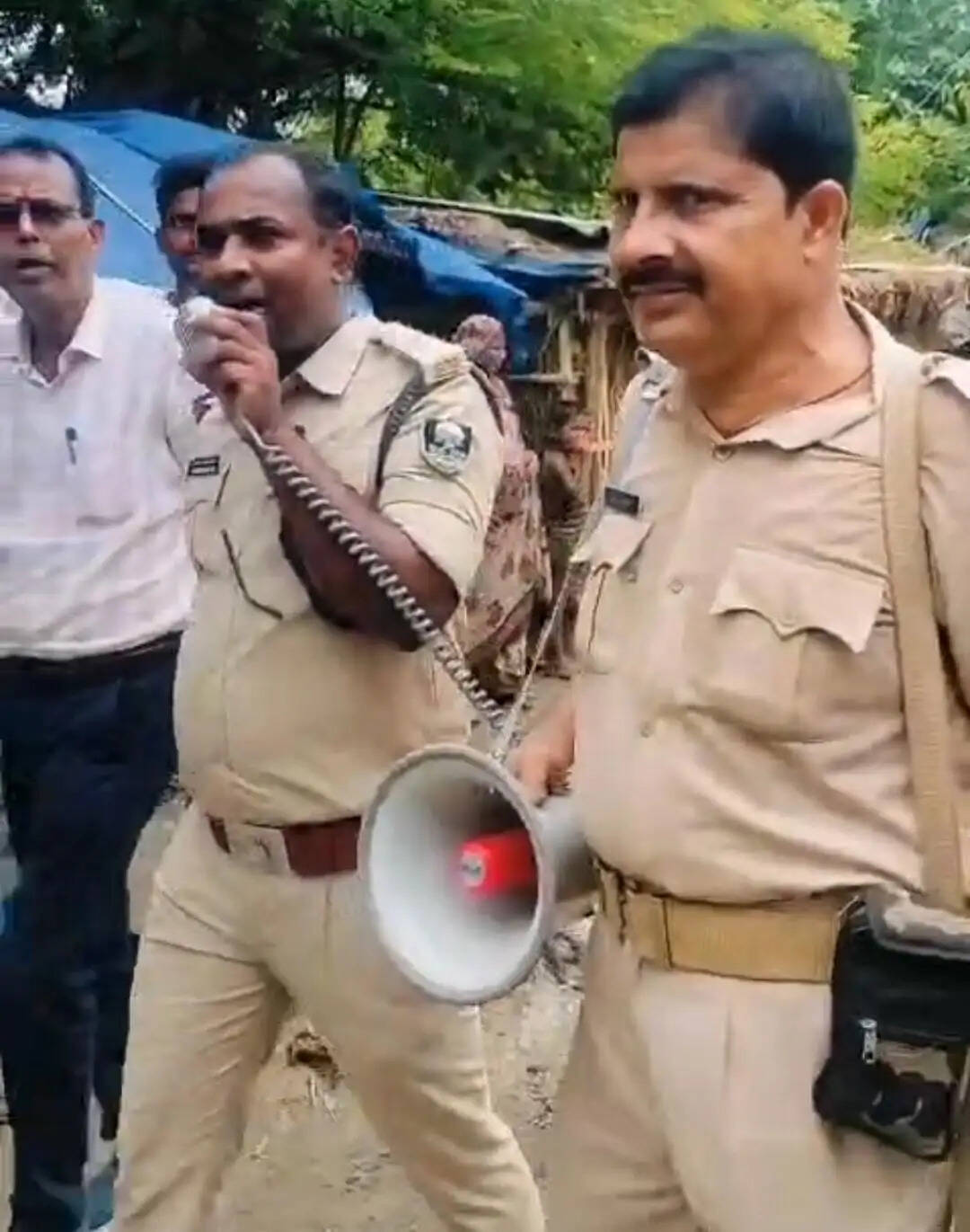 राघोपुर में लगातार कटाव जारी, अंचलाधिकारी की मौजूदगी में हटाई जा रही झोपड़ियां