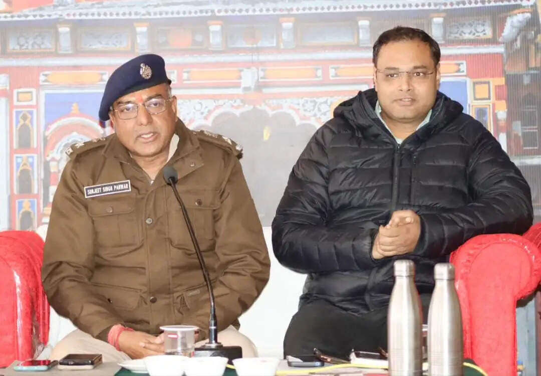 भगवान&nbsp;बदरीनाथ&nbsp;के&nbsp;कपाटाेद्घान&nbsp;में&nbsp;जुटा&nbsp;प्रशासन,&nbsp;डीएम&nbsp;व&nbsp;एसपी&nbsp;ने&nbsp;किया ब्रीफ