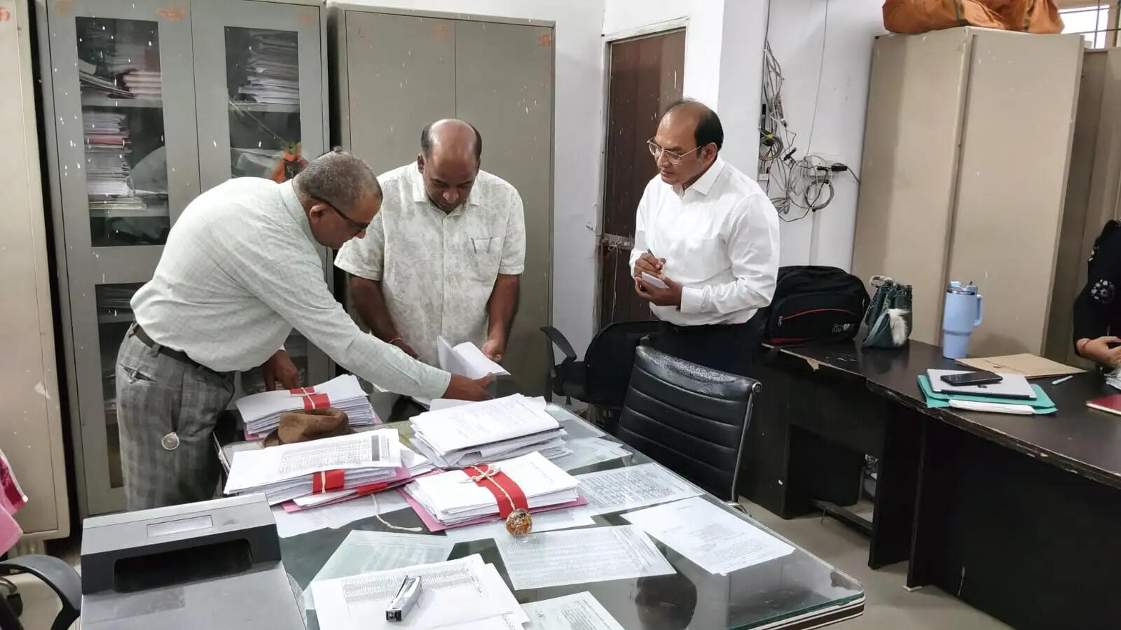 राजगढ़ः कलेक्टर ने किया सीएमएचओ कार्यालय का निरीक्षण, 3 कर्मचारियों को नोटिस