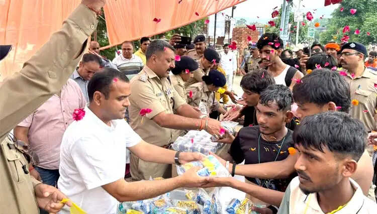 जिलाधिकारी-एसएसपी ने किया कांवड़ियों का स्वागत, व्यवस्थाओं का लिया जायजा