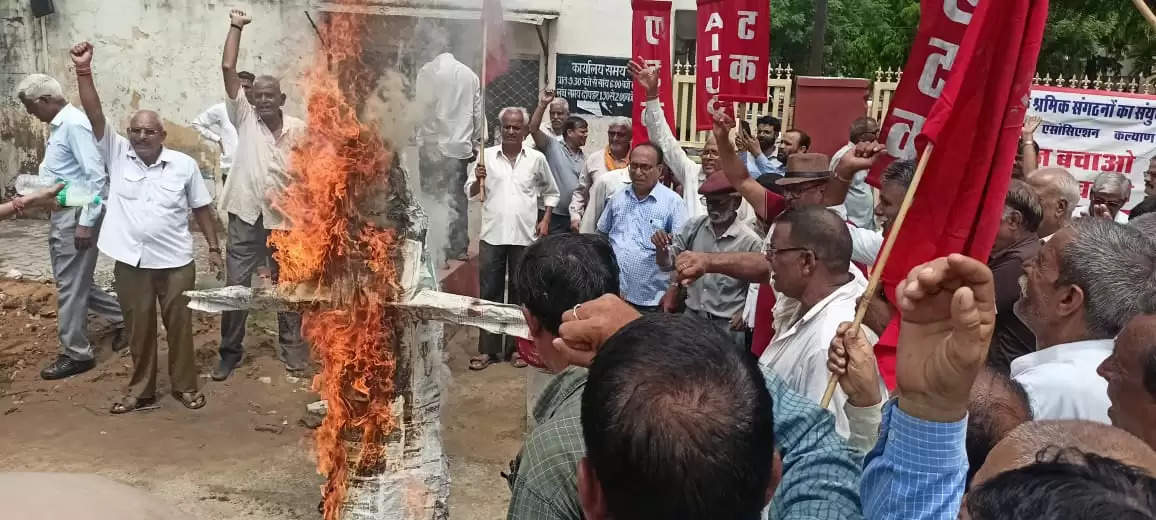 रोडवेज कर्मचारियों ने विधायक यूनुस खान का पुतला फूंका