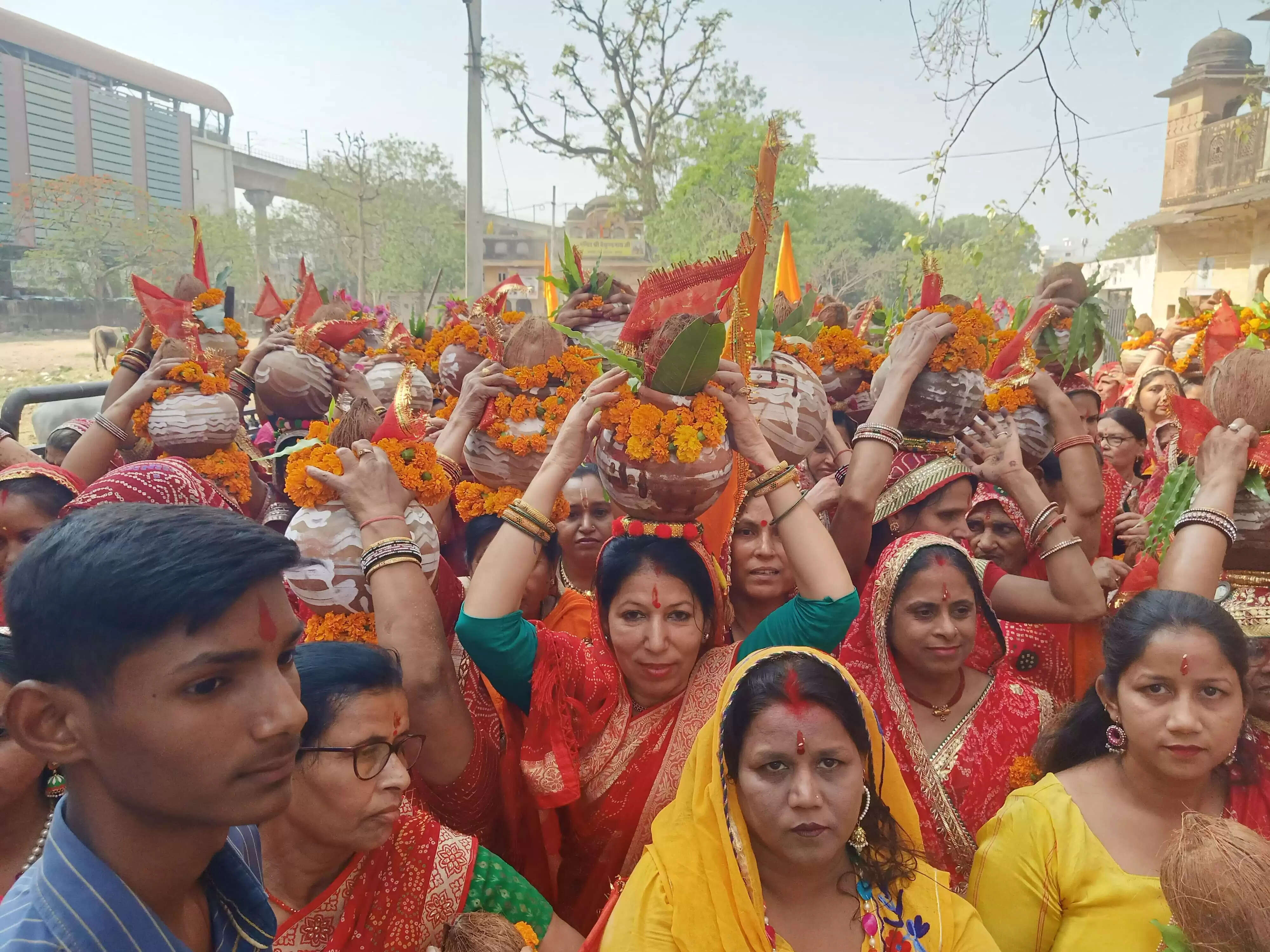 शिव परिवार व राम दरबार की मूर्ति प्राण प्रतिष्ठा में निकली कलश यात्रा