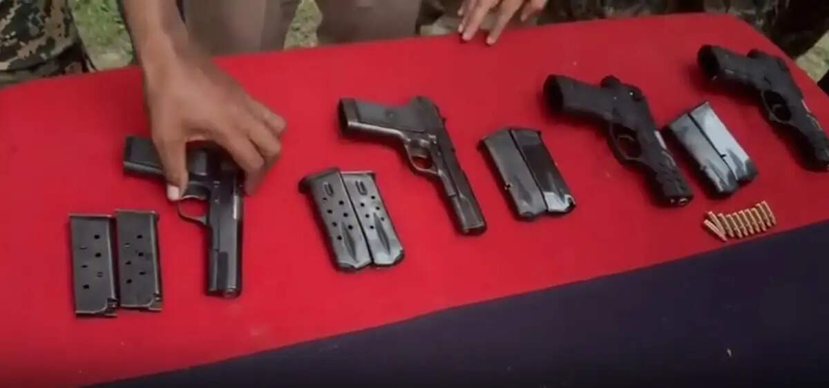 भारत-पाकिस्तान अंतरराष्ट्रीय सीमा के नजदीक 4 पिस्तौल समेत गोला-बारूद मिला