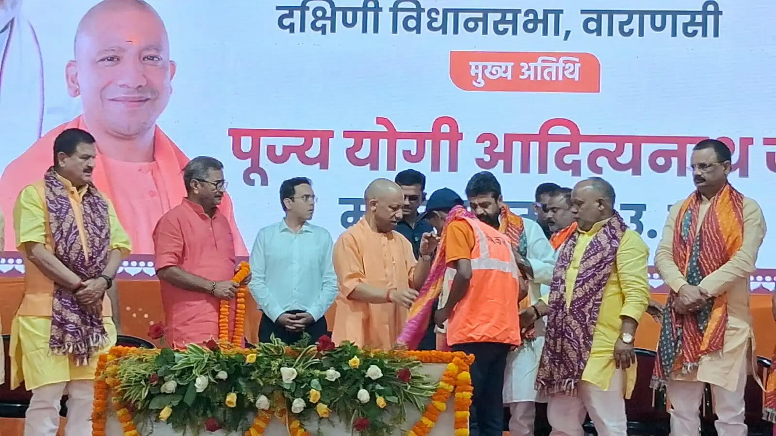 सफाईकर्मियों को मिलेगा न्यूनतम 16 हजार रुपये मानदेय, पीएफ और बीमा की भी सुविधा: योगी आदित्यनाथ