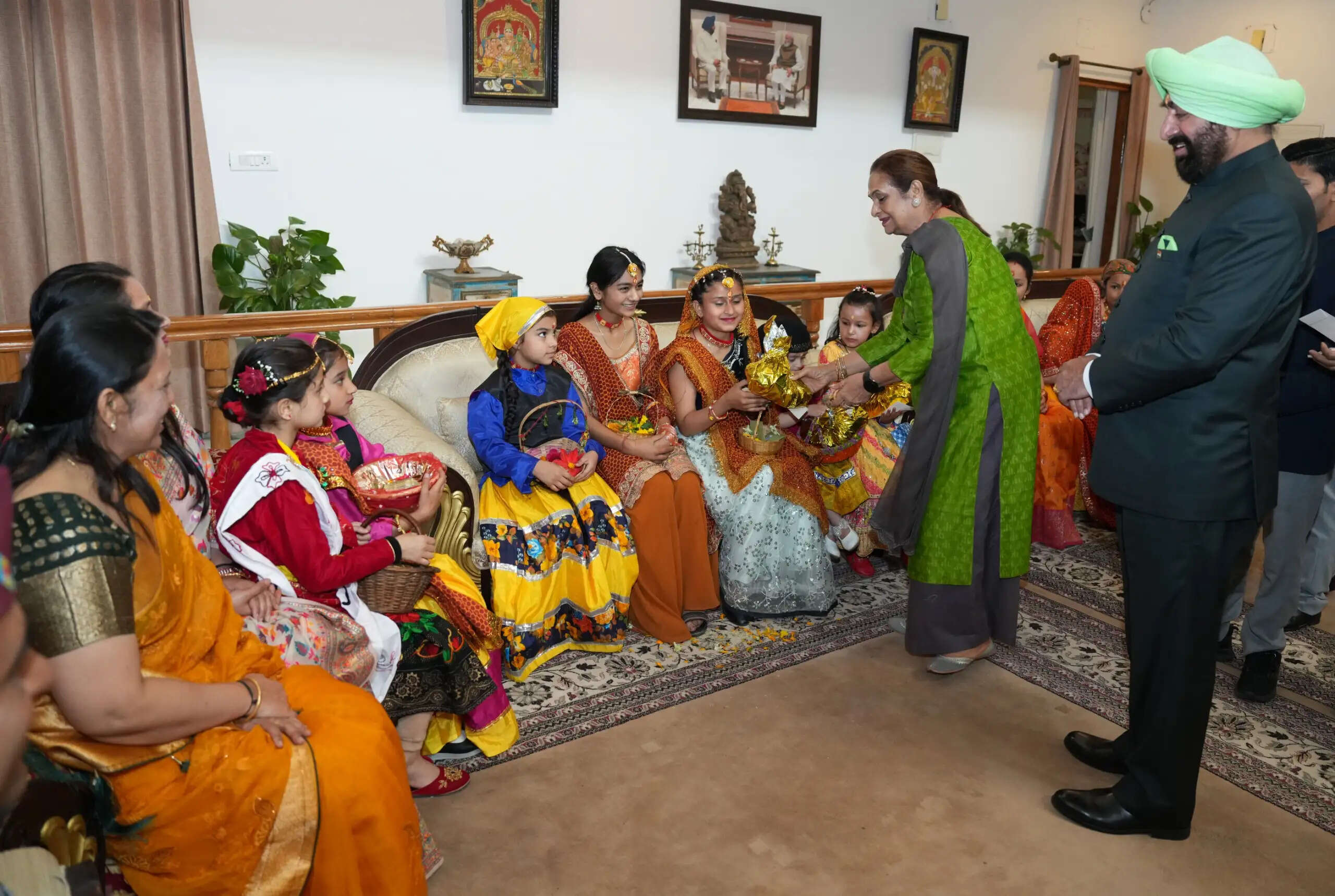 लोक भवन में पारंपरिक रूप से मनाया गया लोकपर्व फूलदेई