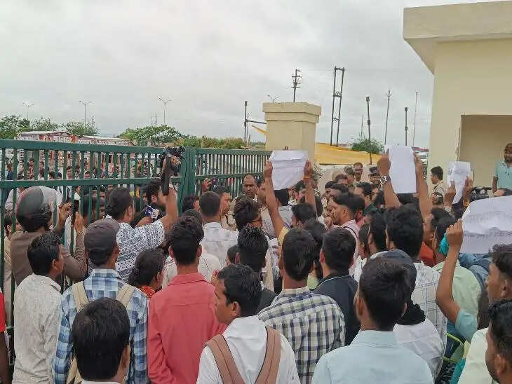 रायपुर : विधानसभा घेरने निकले अतिथि शिक्षक, मांगों के समर्थन में जोरदार प्रदर्शन
