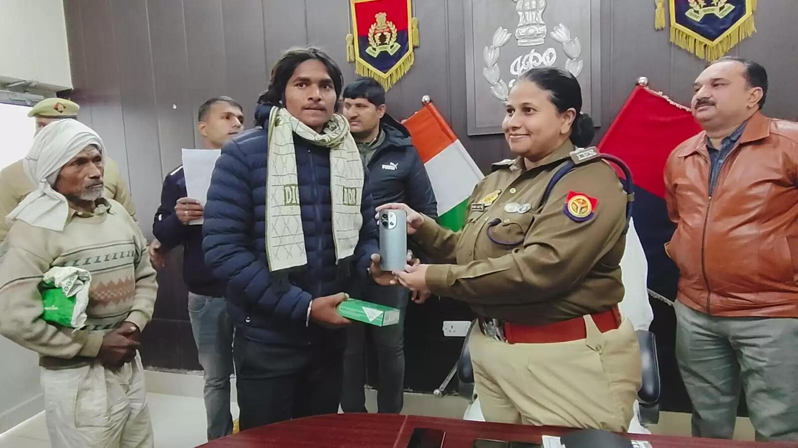 अमेठी पुलिस ने 13 लाख के 86 खोए मोबाइल लौटाए