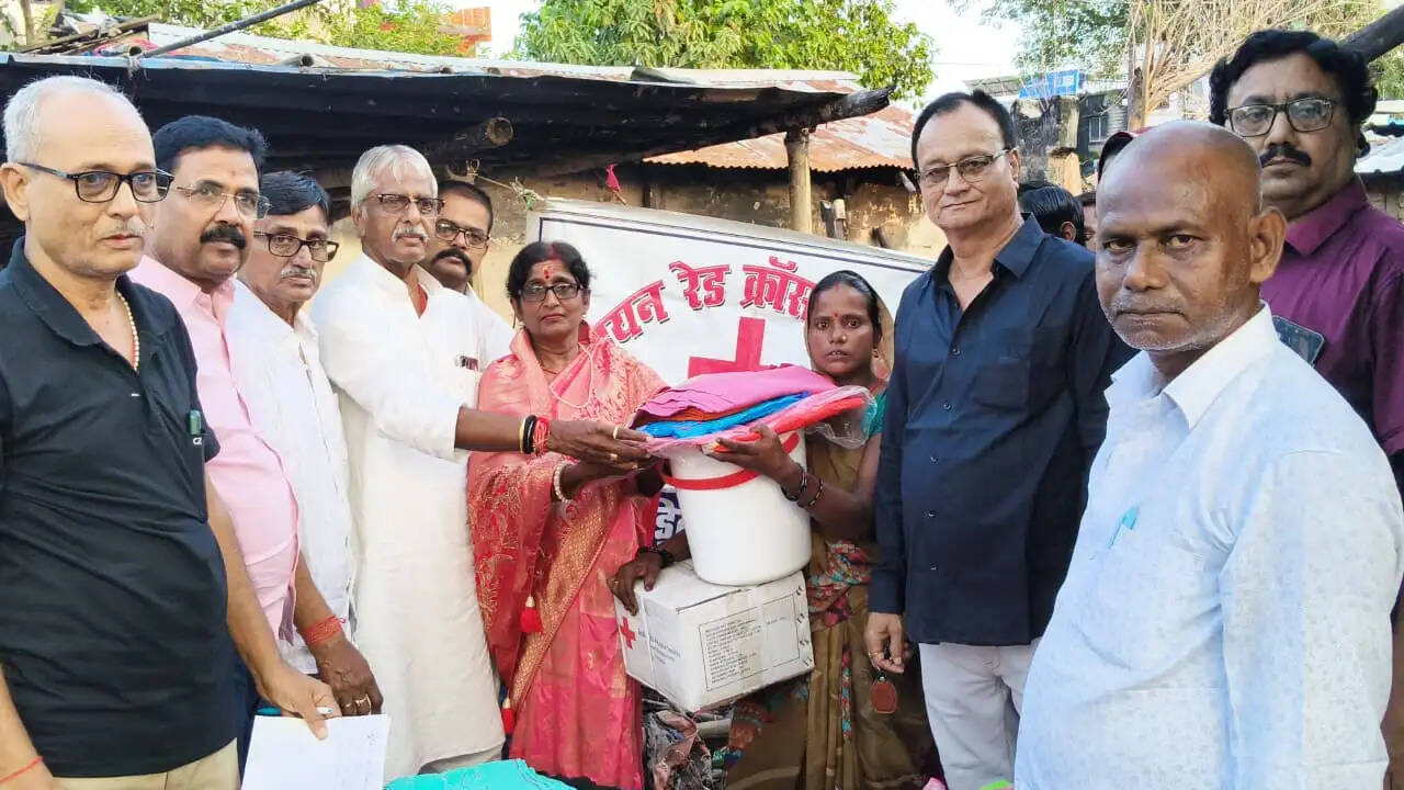 अग्निपीड़ित पांच परिवारों के बीच रेड क्रॉस ने बांटी राहत सामग्री