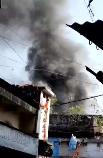 मिठाई की दुकान में सिलेंडर ब्लास्ट होने से लगी आग