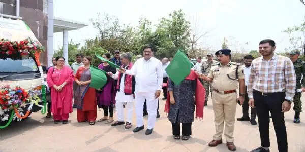 रायपुर : खाद्य मंत्री &nbsp;बघेल ने विकसित कृषि संकल्प अभियान रथ को हरी झंडी दिखाकर किया रवाना