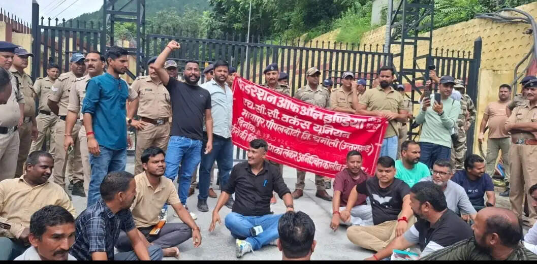 टीएचडीसी टनल हादसे के मुआवजे को लेकर श्रमिकों का प्रदर्शन, अनिश्चितकालीन धरना शुरू