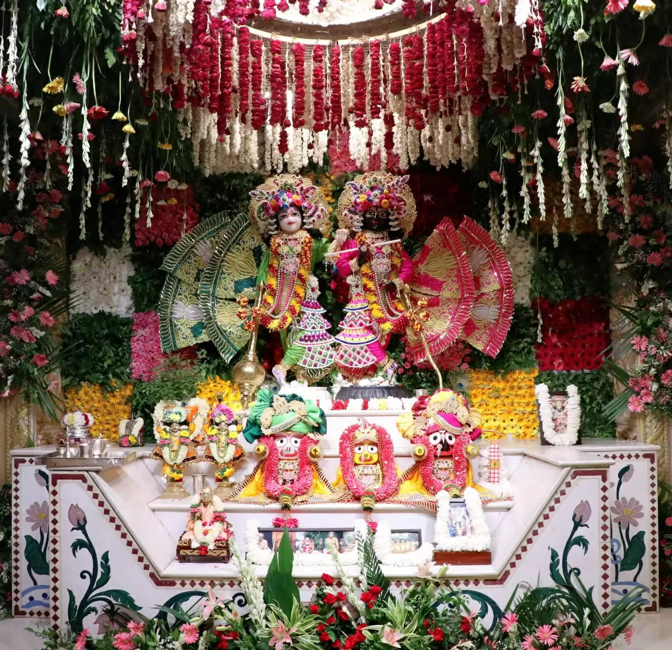 वैदिक मंत्रों के साथ श्री कृष्ण बलराम मंदिर में कृष्ण जन्माष्टमी का शुभारम्भ