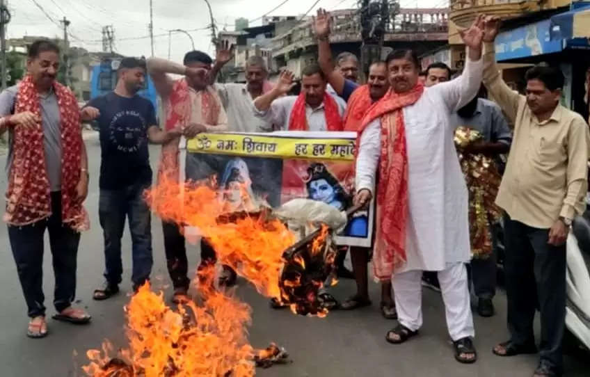 जम्मू में मंदिरों में तोड़फोड़ और मुठभेड़ों के खिलाफ पाकिस्तान विरोधी प्रदर्शन किया