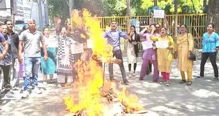 एक समाज श्रेष्ठ समाज’ के बैनर तले फूंका इस्लामी आतंकवाद का पुतला