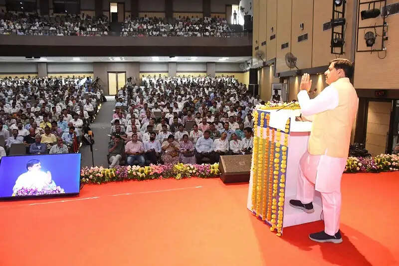 किसानों के हित में समर्पित होकर कार्य करें कृषि कर्मयोगी : मुख्यमंत्री डॉ. यादव