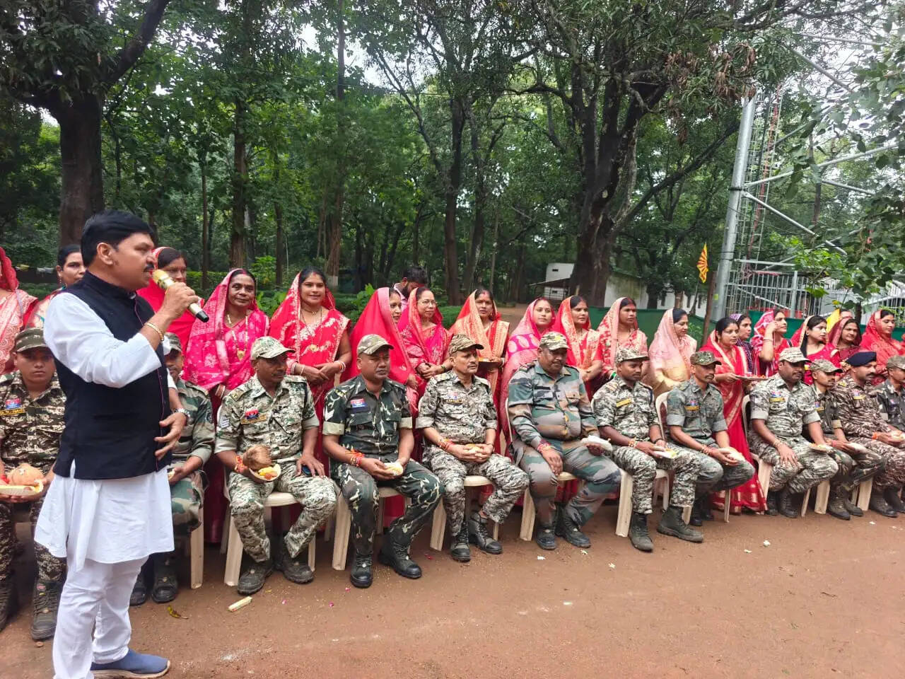 साहू समाज की बहनों ने वीर जवानों को बांधी राखी, रक्षा सूत्र से बढ़ाया हौसला