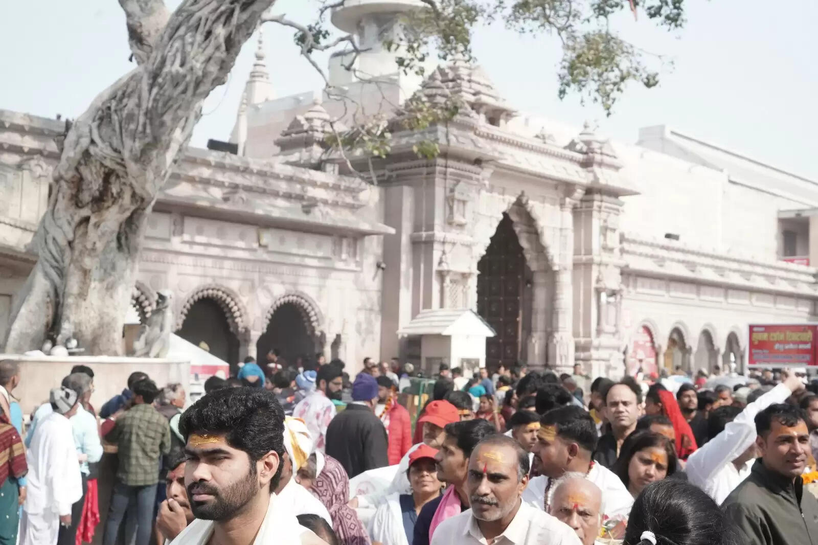 मकर संक्रांति पर्व पर काशी विश्वनाथ दरबार में आस्था का महासैलाब,मंदिर मार्ग श्रद्धालुओं से पटा