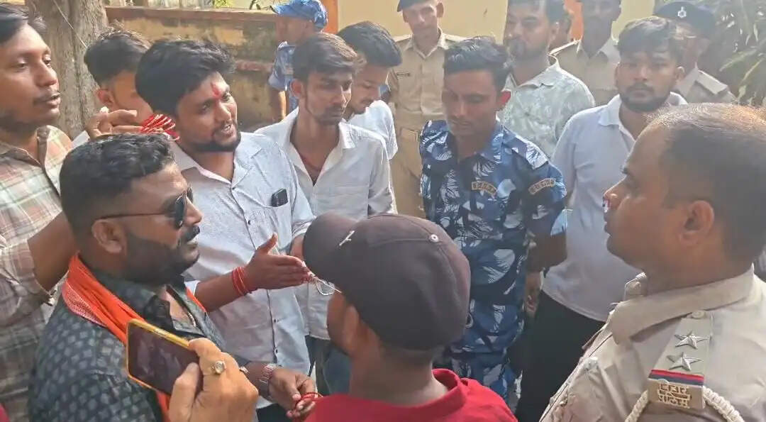 एबीवीपी कार्यकर्ताओं ने कुलपति को चूड़ी भेंट कर दर्ज कराया विरोध