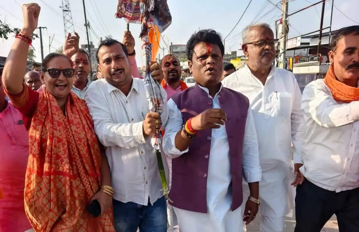जेएनयू मामले को लेकर भाजपा का आक्रोश, राहुल गांधी का पुतला फूंका