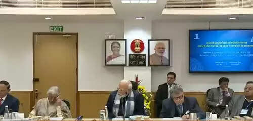 प्रधानमंत्री ने प्रख्यात अर्थशास्त्रियों के साथ बजट-पूर्व परामर्श बैठक की