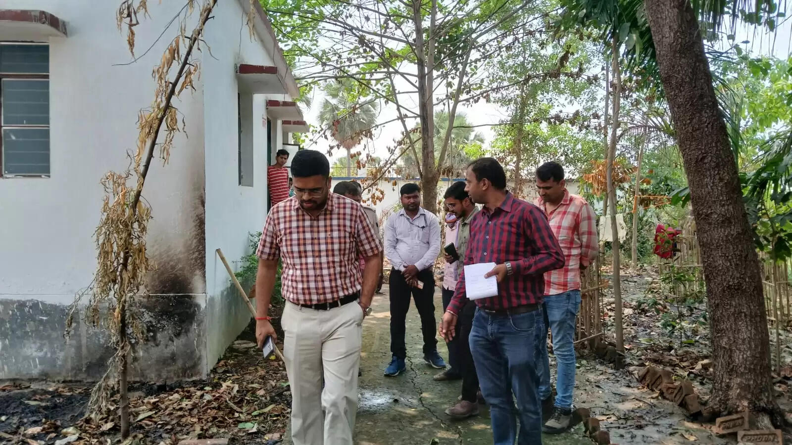 जांच के क्रम में अनुपस्थित कर्मियों पर गिरी एसडीओ की गाज