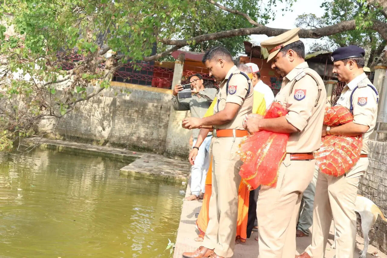 एसपी ने शक्ति पीठ कालिकन धाम में पूजा करने के बाद किया प्रमुख मंदिरों और मेला स्थलों का भ्रमण