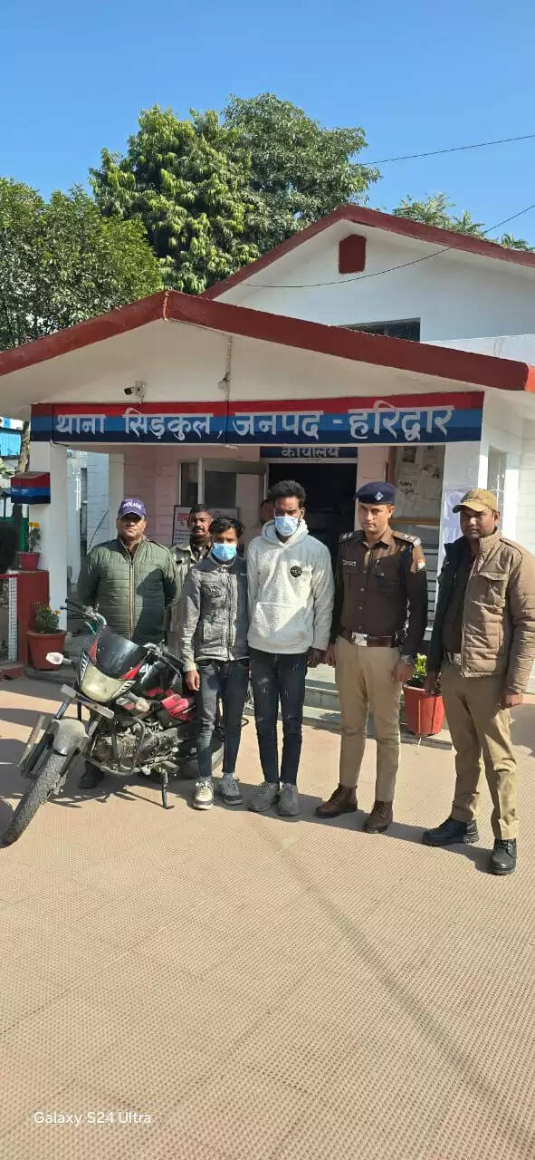 दो मोबाइल स्नैचर चढ़े पुलिस के हत्थे