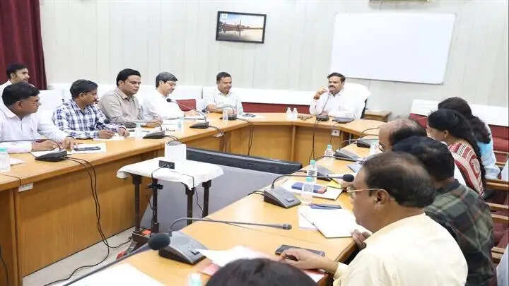 अधिकारी शासन की प्राथमिकता की योजनाओं का समुचित क्रियान्वयन सुनिश्चित करें: संभागायुक्त शर्मा