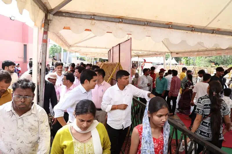 उज्जैनः कलेक्टर ने महाकाल मंदिर में आम श्रद्धालुओं की कतार में शामिल होकर किया दर्शन व्यवस्था का निरीक्षण