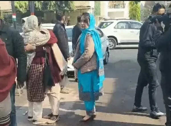 फ्लैट में लगी आग, जान बचाने के लिए छत से कूदी महिला की मौत