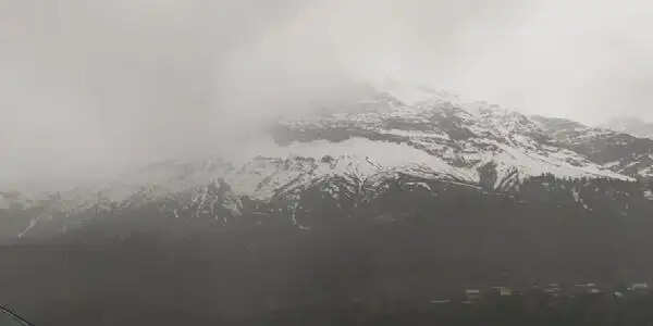 हिमाचल : पहाड़ों पर बर्फबारी से लौटी ठंड, मैदानी इलाकों में बारिश से मिली राहत