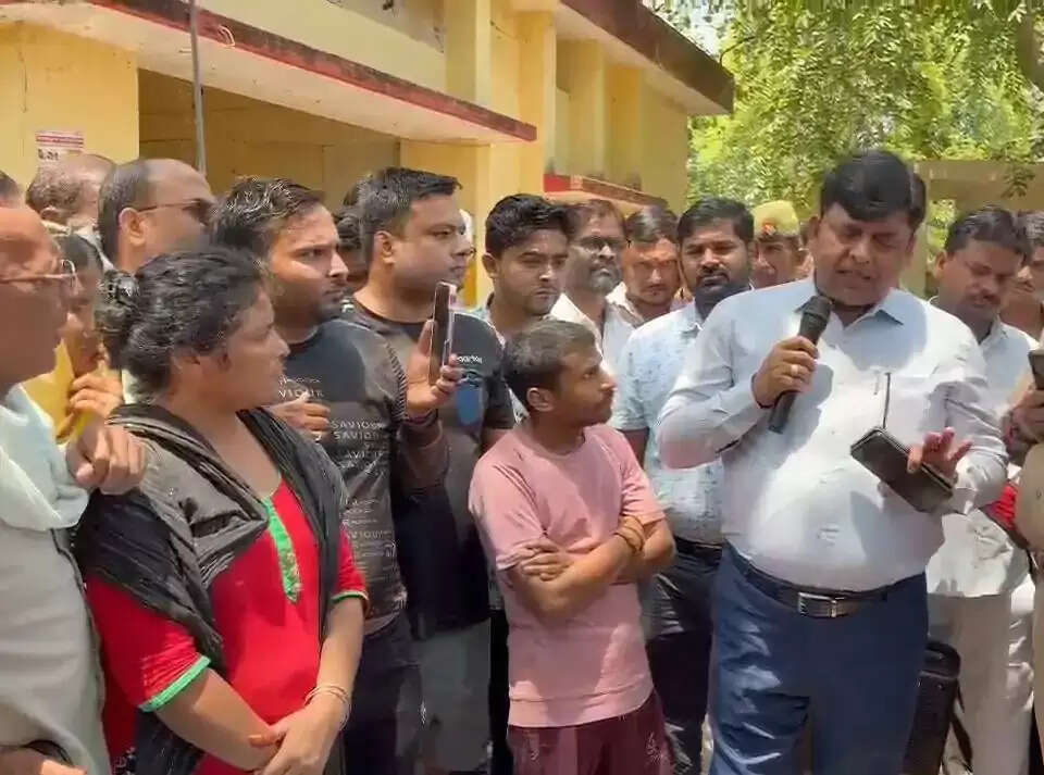 स्मार्ट मीटर से परेशान बिजली उपभोक्ताओं ने सड़क पर लगाया जाम