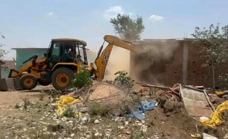 मंडलाः गो तस्करों के मिले गोवंश के अवशेष, 11 अवैध घरों पर चला बुलडोजर