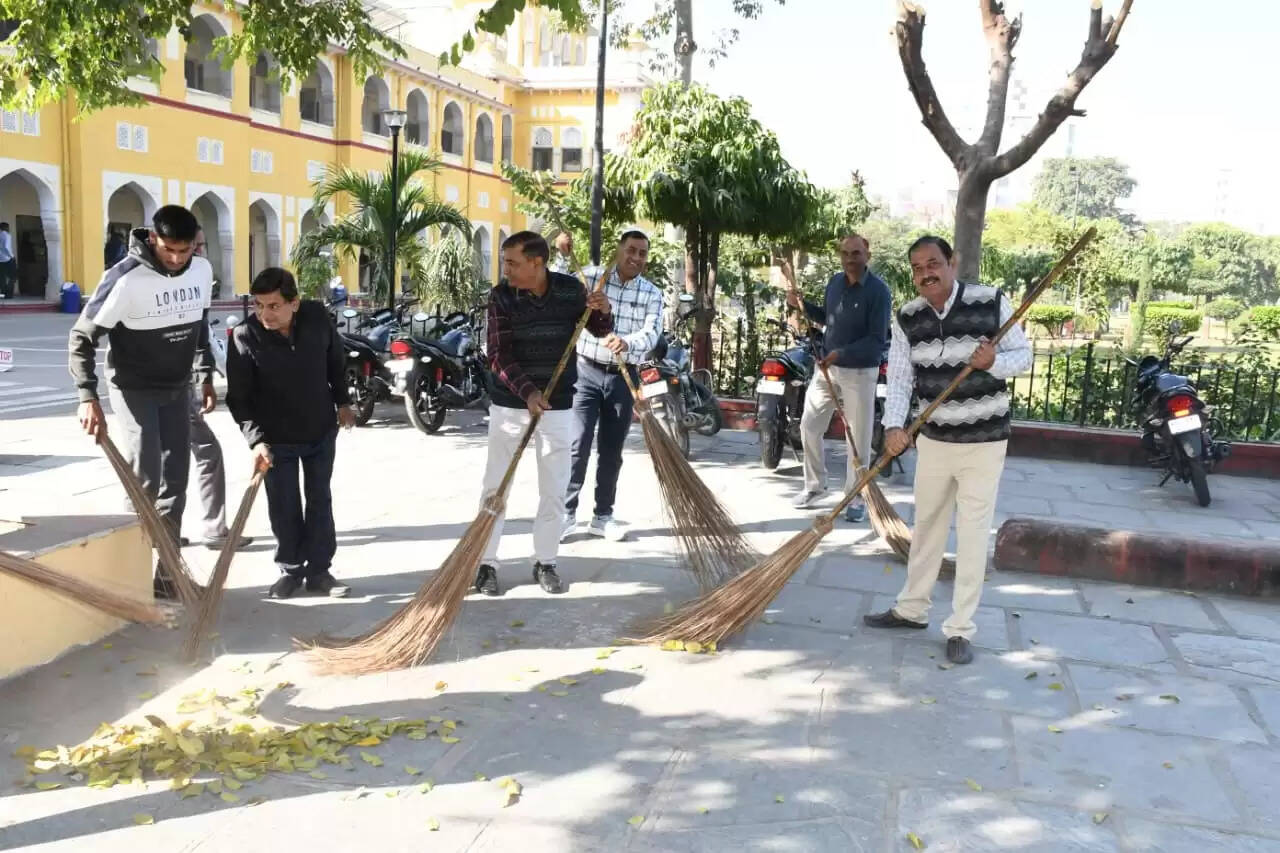 जयपुर पुलिस कमिश्नर ने झाड़ू लगाकर दिया स्वच्छता का संदेश