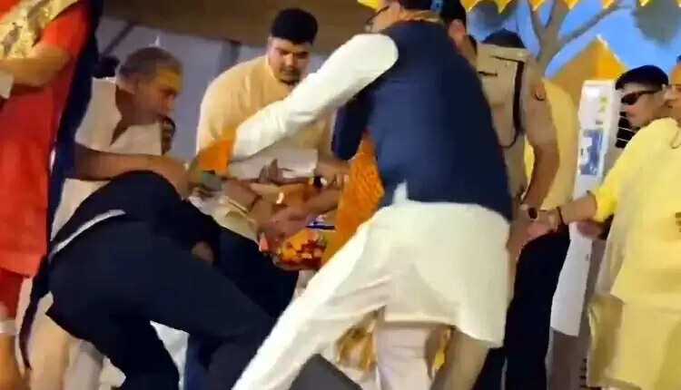 राम कथा मंच पर गिरे अभिनव जैन, डिप्टी सीएम ब्रजेश पाठक ने बढ़ाया हाथ