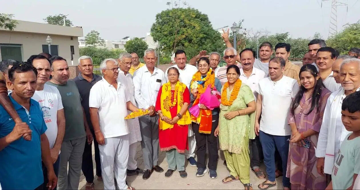 हिसार: योग चैंपियनशिप में विश्व विजेता मधु वर्मा का हुआ भव्य स्वागत