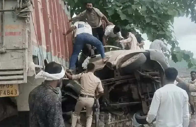 खंडवाः ओंकारेश्वर से लौट यूपी के श्रद्धालुओं की कार को ट्रक ने मारी टक्कर, महिला की मौत, 4 गंभीर घायल