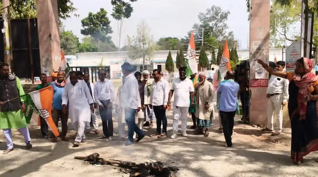 बसंतपुर में कांग्रेसी कार्यकर्ताओं का प्रदर्शन, पीएम मोदी का पुतला फूंका