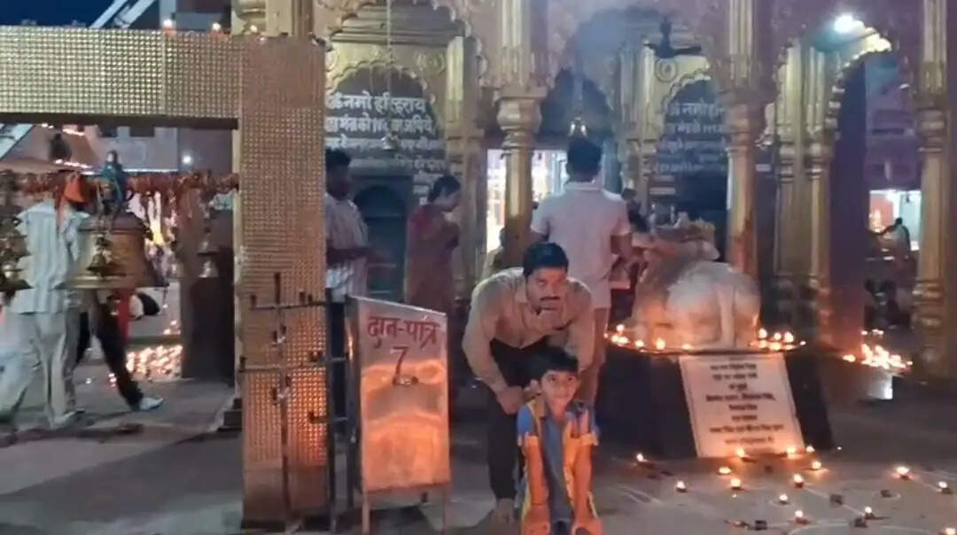 पीएम मोदी के जन्मदिन पर उपमुख्यमंत्री विजेंद्र प्रसाद यादव ने बाबा हरिहरनाथ मंदिर में जलाए आशीर्वाद के दीप
