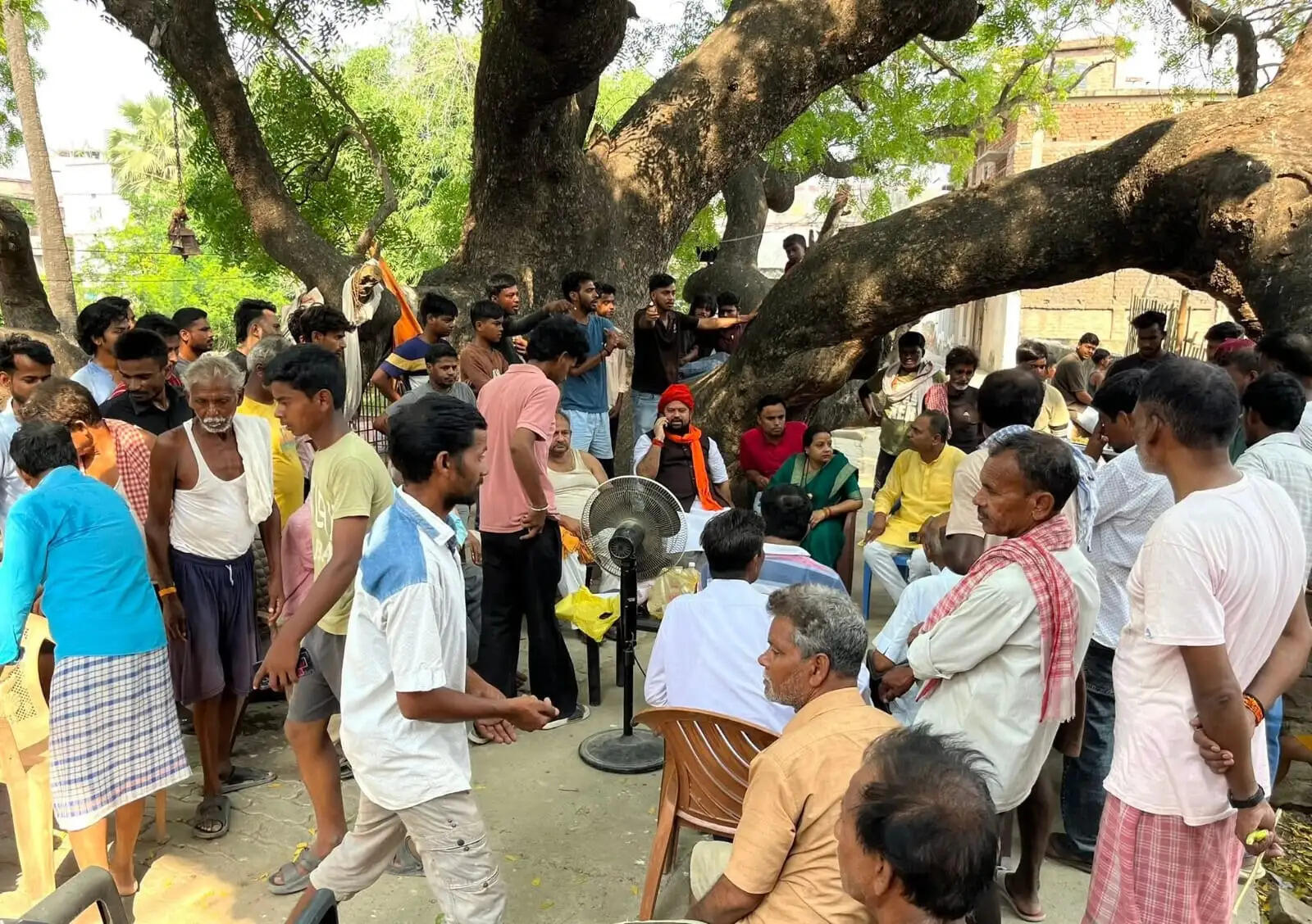 चकिया श्मशान घाट भूमि विवाद को लेकर भाजपा जिलाध्यक्ष ने किया निरीक्षण