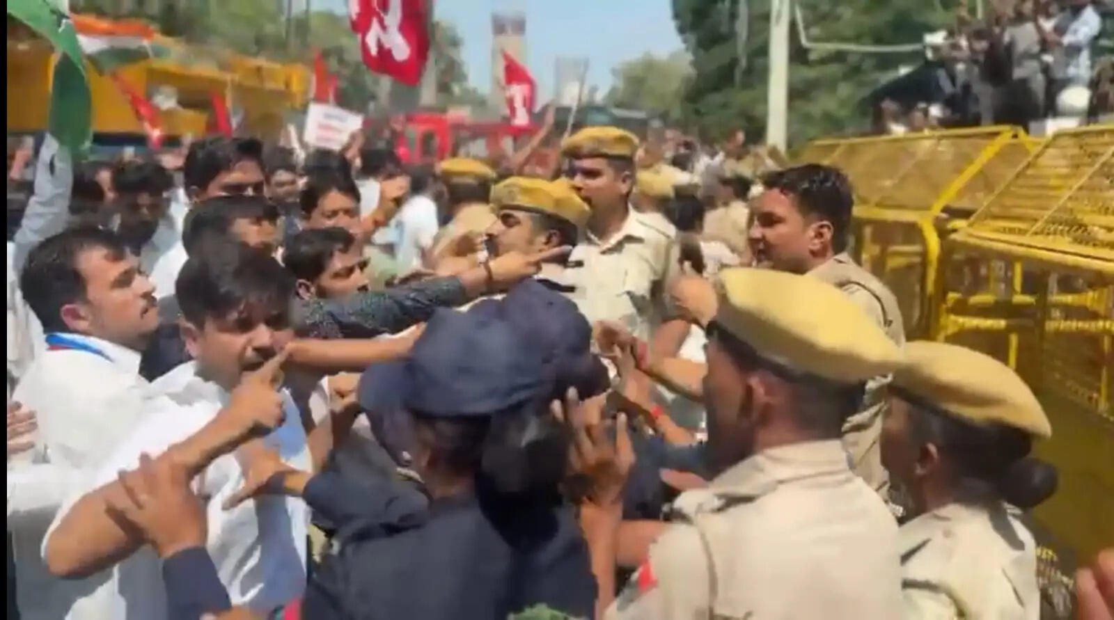 चुनाव आयोग के खिलाफ कलेक्ट्रेट पर कांग्रेस-माकपा का उग्र प्रदर्शन, पुलिस से धक्का-मुक्की