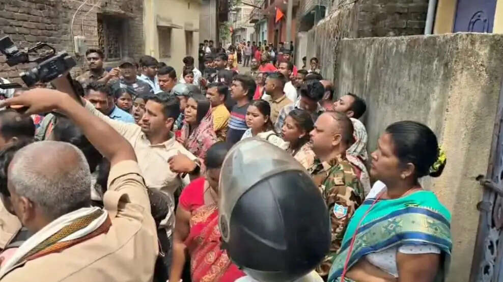 दो महिलाओं के चेहरे पर कालिख पोतने के मामले में आरोपित के घर पर भीड़ का हमला