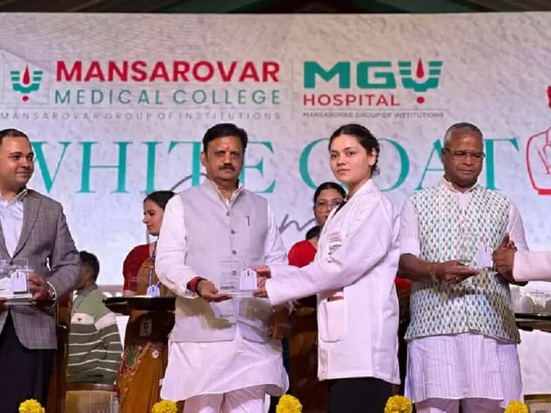 मप्रः मानसरोवर मेडिकल कॉलेज में व्हाइट कोट सेरेमनी कार्यक्रम में शामिल हुए उप मुख्यमंत्री शुक्ल