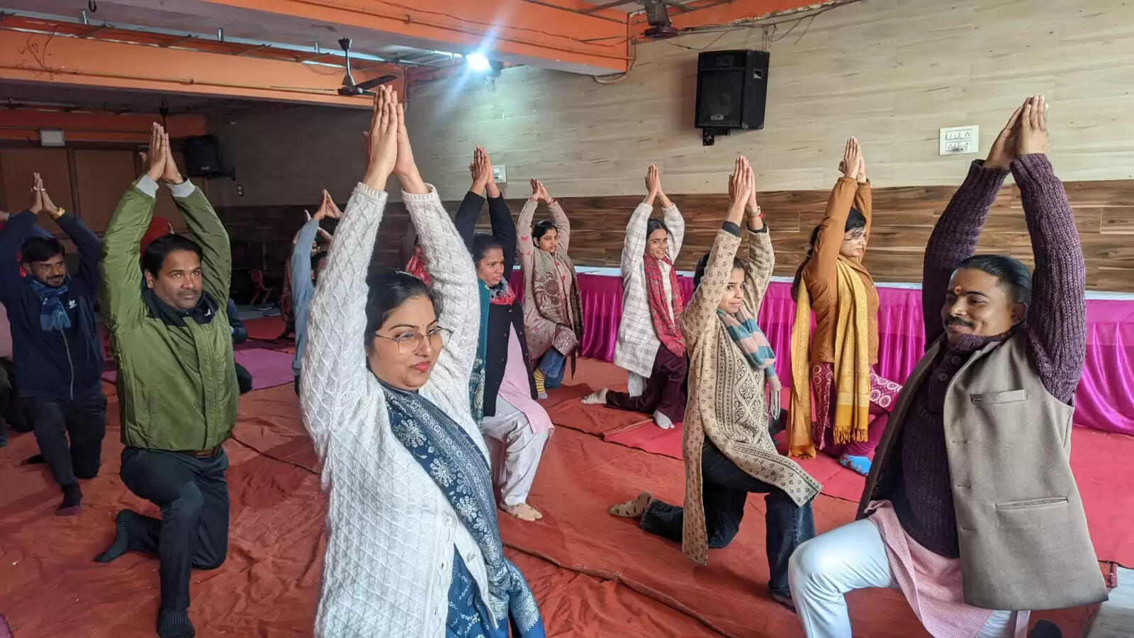 संस्कारशाला शिविर के विशेष सत्र में शिक्षकाें ने सीखा याेग