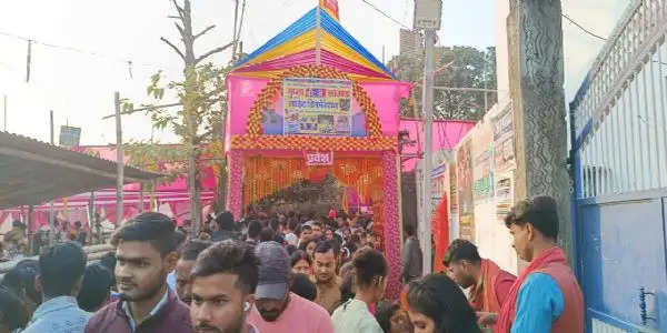 नये साल पर भगवान के दर्शन के लिए मंदिरों में लगा तांता,चाटी माई मंदिर पहुंचे लाखों श्रद्धालु