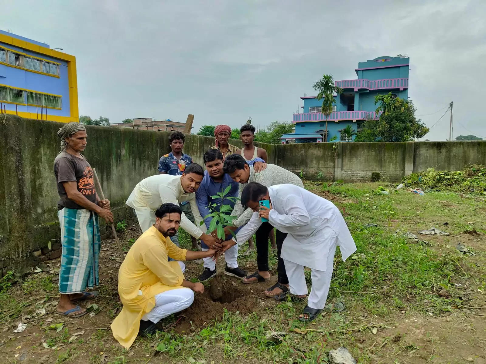 युवा कांग्रेस ने एक पेड़ भारत के भविष्य के मुहीम के तहत किया पौधारोपण