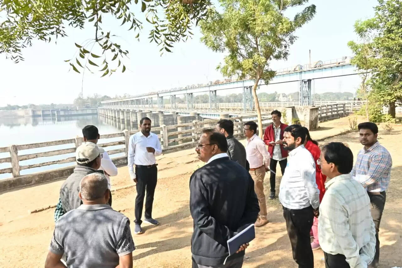 यातायात, रेलवे स्टेशन, बस स्टैण्ड, रुद्री बैराज का कलेक्टर ने किया निरीक्षण