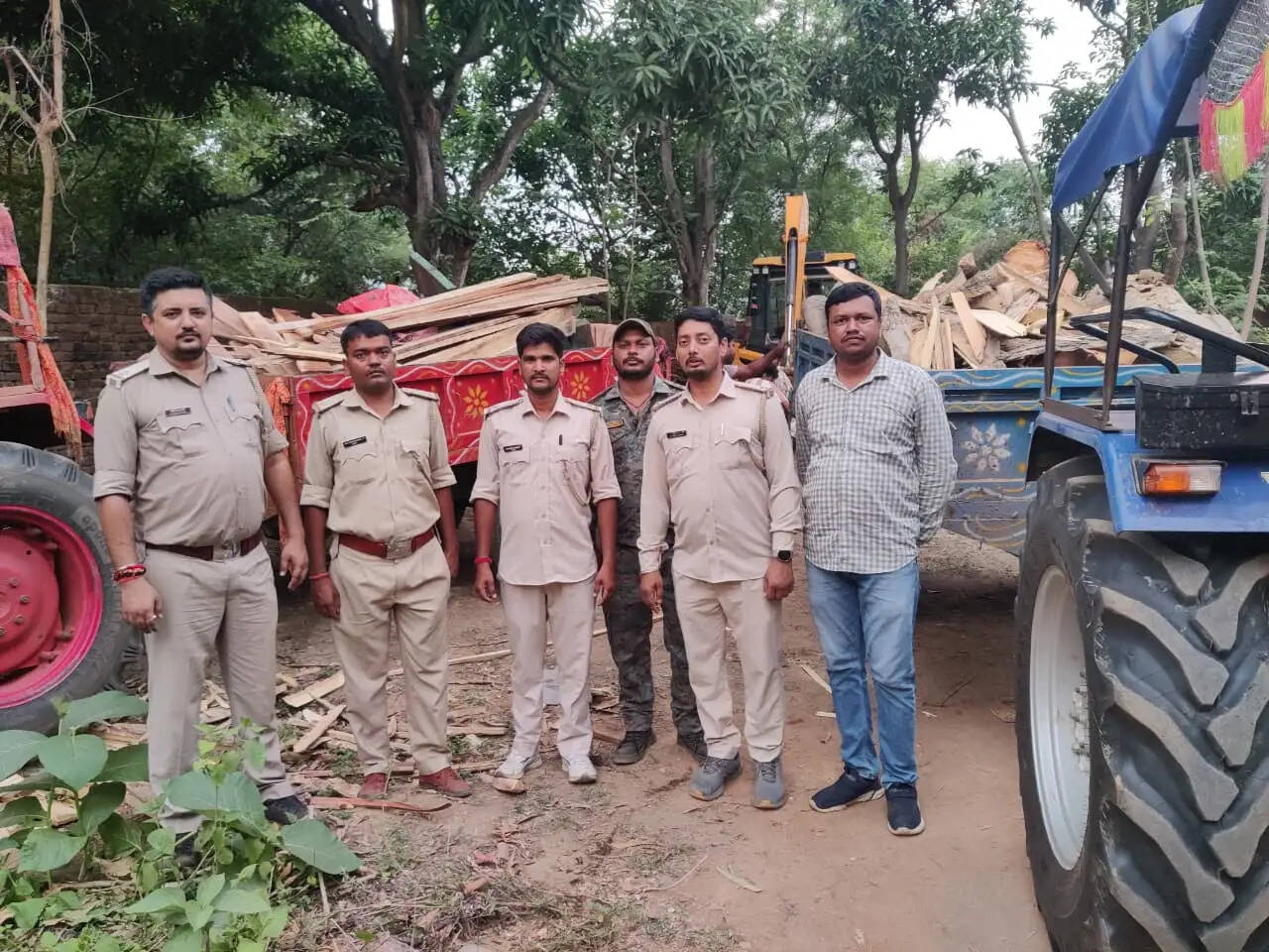 वन विभाग ने अवैध आरा मिल से मशीन और लकड़ी किया जब्त