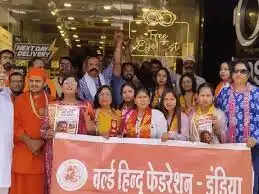 इंदौर में लेंसकार्ट पर बवाल, ड्रेस कोड विवाद के बीच शोरूम के बाहर प्रदर्शन, चश्मे तोड़े