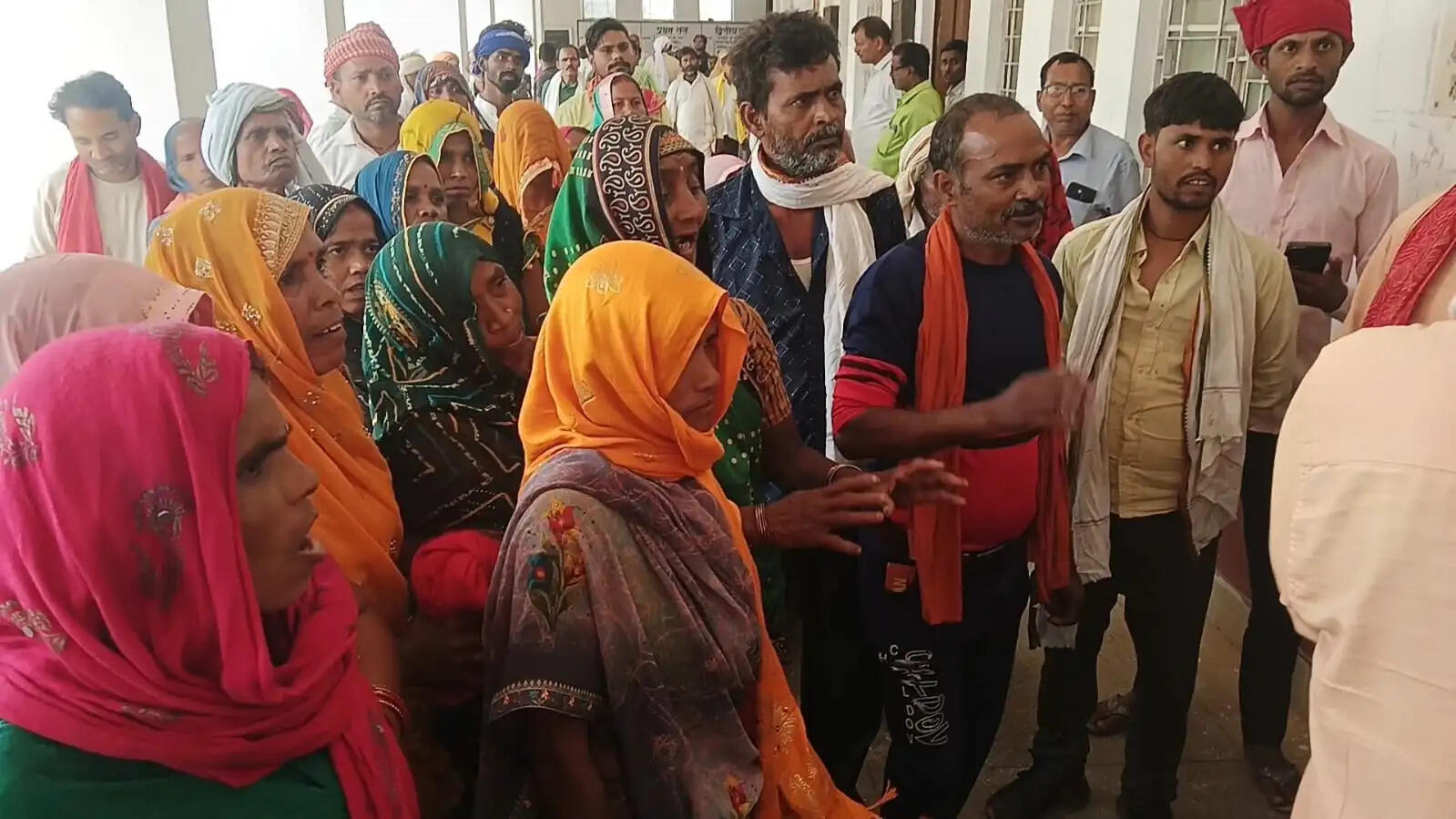 तहसील में हंगामा : लेखपाल को बंधक बनाने की कोशिश, एसडीएम कोर्ट में घुसकर बचाई जान